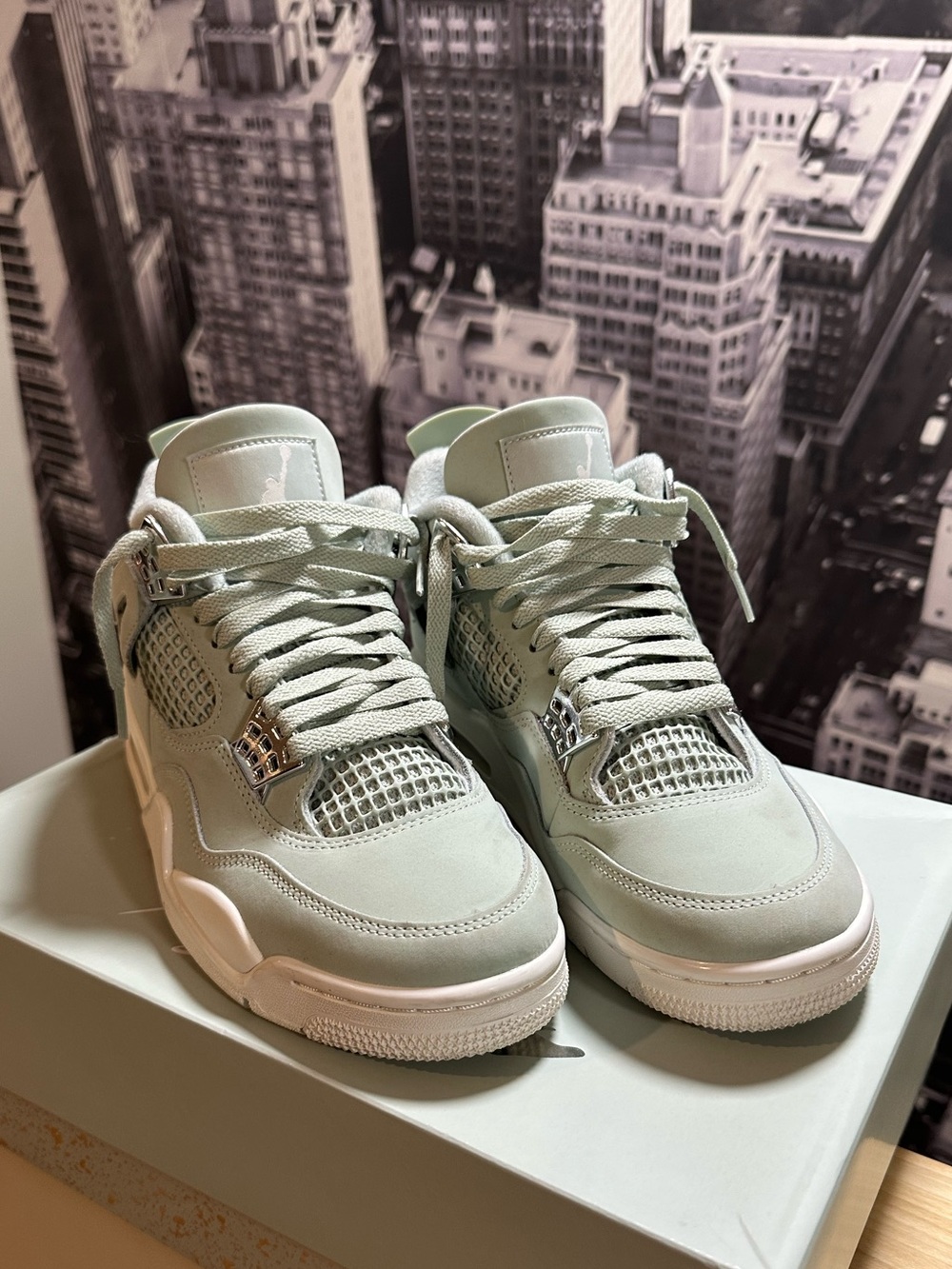EUC Women’s Jordan Air 4 Retro Seafoam Sneakers, size 8.5